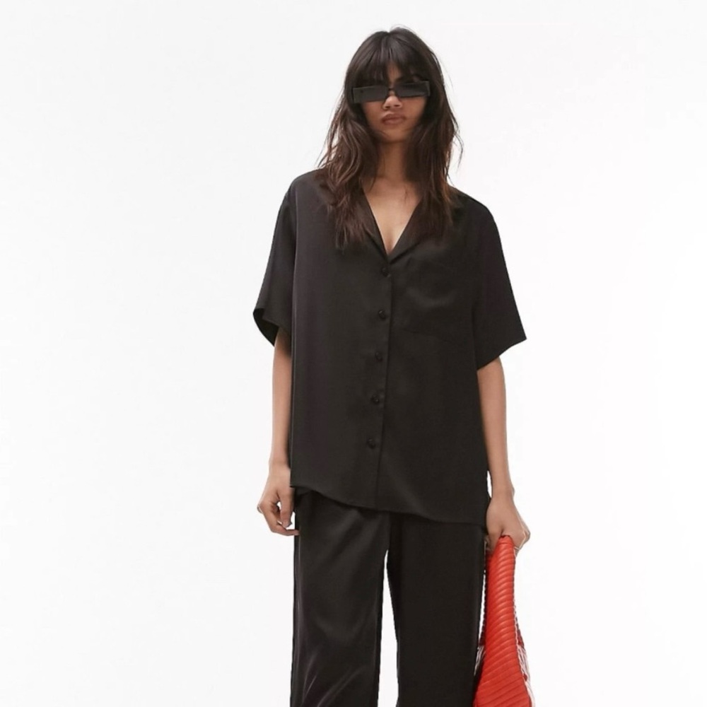 TOPSHOP Satin-like Button Up Top
Black Size 10